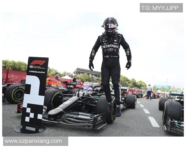 汉密尔顿再次登上F1领奖台续写传奇成就展现不凡实力
